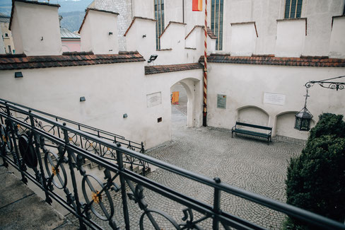 Hall in Tirol Standesamt Innenhof Treppe Stiege Hochzeit Trauung 