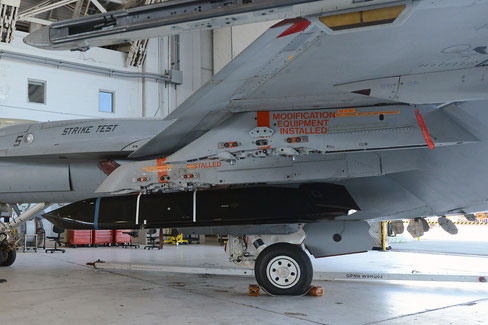 Il missile LRASM installato sull'F/A-18 / © US Navy