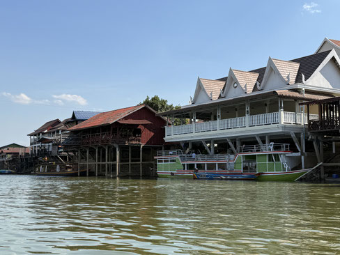 Viele Lokale und Hotels direkt am Wasser, die zum langen Verweilen einladen