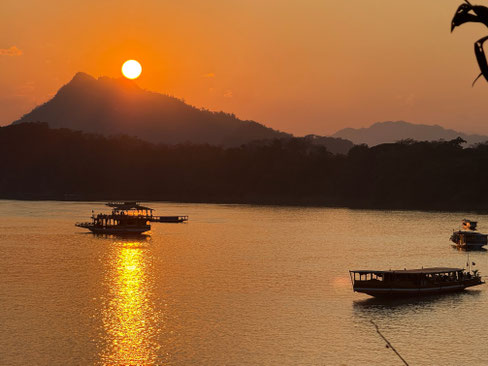 jeden Abend ein Spektakel am Mekong