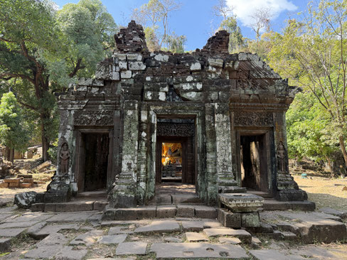 Auf der 3. Terrasse dann das Heiligste des Tempels, in dessen Innern die Buddhas durchschimmern