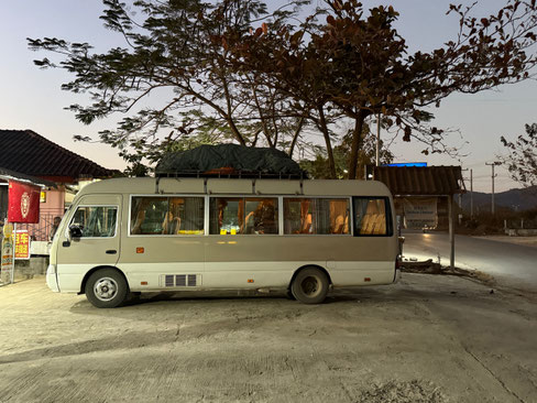 Lange ersehnt, endlich kam unser (bereits voller) Ersatzbus