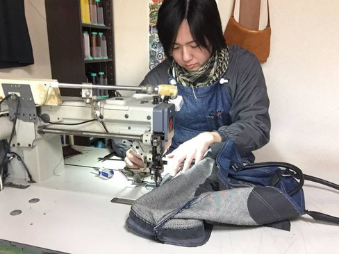 ディーゼルのデニムトート~修理、リメイク。ミシンで底を再縫製しているところです。
