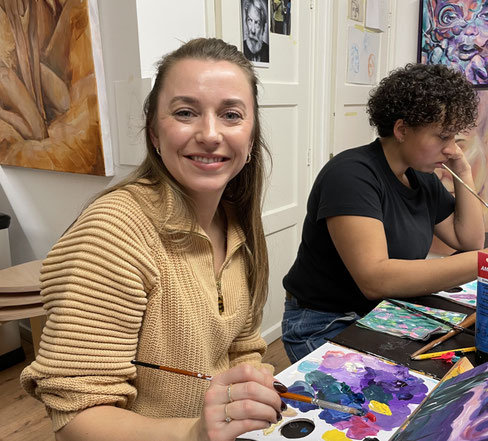 Vriendinnen schilderen samen en genieten van een creatieve middag tijdens een workshop vriendinnendag in Breda ontspannen schilderworkshop met acrylverf