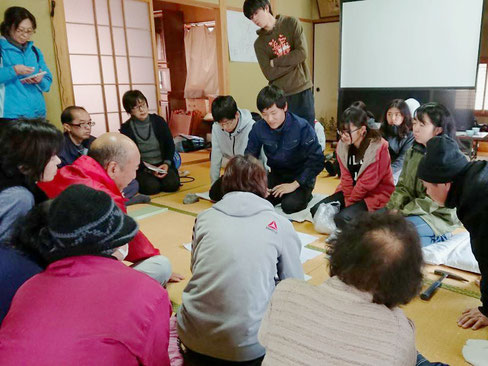 以前担当した野外実習での一コマ。地質調査の成果を学生が地域住民の方々に説明しているところです。