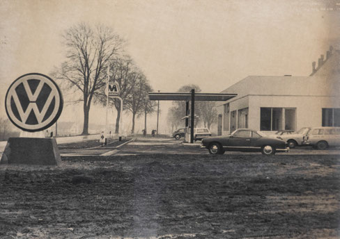 Bild der Tankstelle mit altem VW-Logo um ca. 1968 