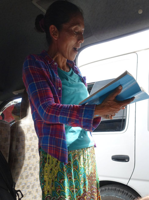 Guatemala, Flores : femme prêchant dans un colectivo