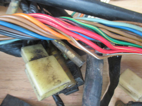 Bei der Reparatur eines Kabelbaums ist es sinnvoll die originalen Kabelfarben beizubehalten. 