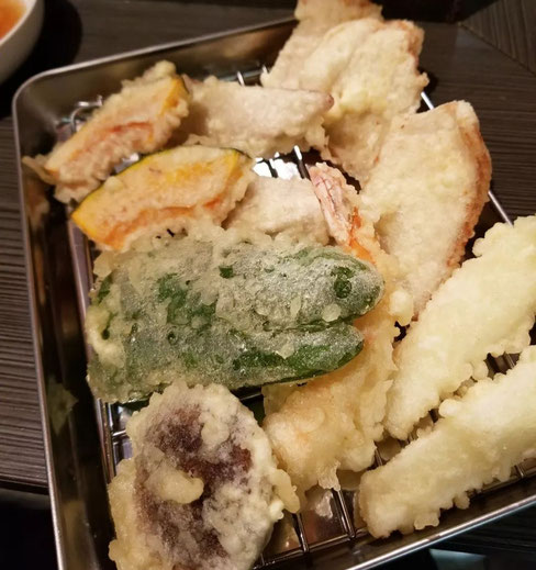 屋台：対洲軒、料理：天ぷら盛り合わせ
