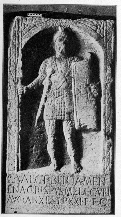 Römischer Legionär auf einem Grabstein in Wiesbaden. C. Val(erius), C(ai) f(ilius), Berta, Menenia(tribu), Crispus, mil(es) leg(ionis) VIII Aug(ustae). an(orum) XL, stipfendiorum) XXI; f( rater) f(aciundum) c(uravit).