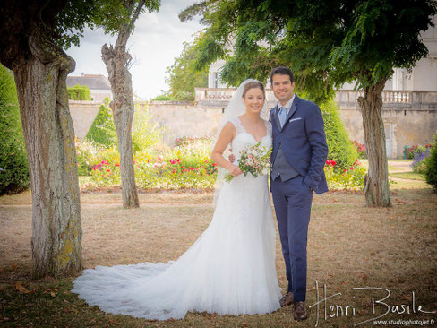 Couple de mariés dans un jardin pour une décoration de mariage romantique par My Daydream Wedding près de Nantes
