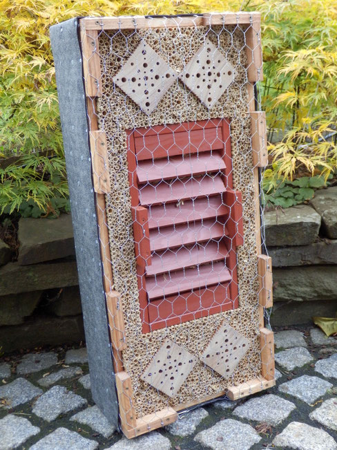 SO 2 ist vorrätig / kombinierte Wildbienenbrutstätte u. Überwinterhilfe für Schmetterlinge, Marienkäfer sowie Florfliegen 74x33x18cm € 149,00