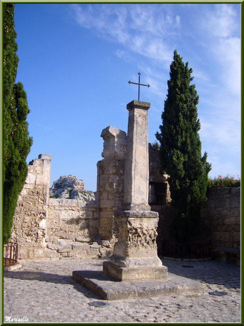 Croix à l'entrée du village (à droite, face à la Maison du Roy) avec vestige d'une fenêtre, Baux-de-Provence, Alpilles (13)  