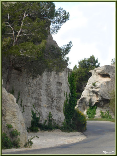 Le Val d'Enfer avec sa route au coeur des rochers, Baux-de-Provence, Alpille (13) 