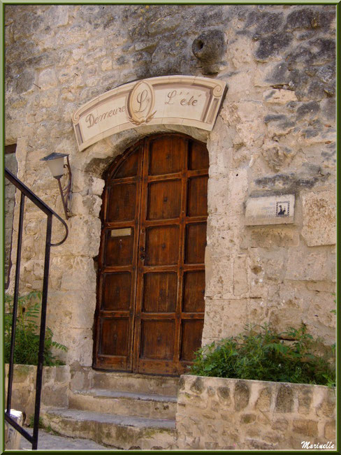 Vieille porte au détour d'une ruelle, Baux-de-Provence, Alpilles (13)   