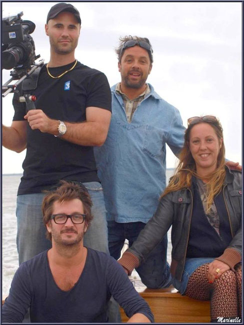 Photo souvenir du tournage pour l'émission de France 5 TV "Les 100 lieux qu'il faut voir" consacrée au Bassin d'Arcachon, avec de haut en bas : Guillaume (le caméraman), Grégory Debord, Chloé (la réalisatrice) et Damien (l'ingénieur du son)