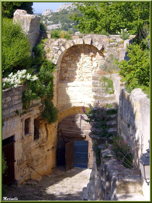 Porte d'Eyguières ou Porte de l'Eau, Baux-de-Provence, Alpilles (13) : côté intérieur avec le chemin calade 