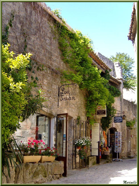 Ruelle et commerces, Baux-de-Provence, Alpilles (13) 