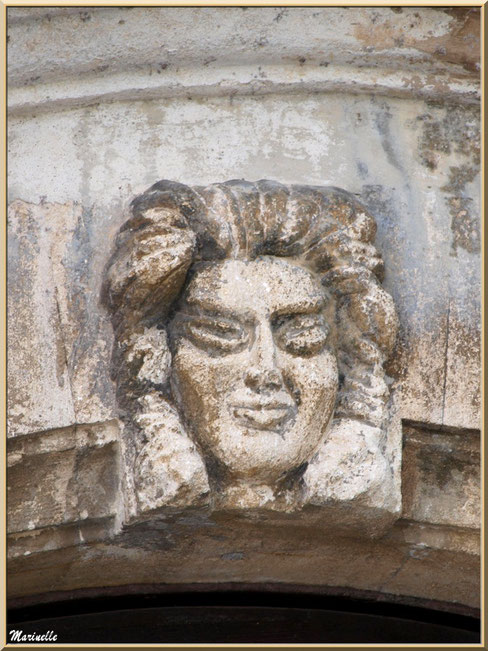 Sculpture haut de porte, Baux-de-Provence, Alpilles (13)  
