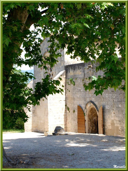 Extrémité de la façade principale de l'abbaye de Silvacane avec une porte de côté, Vallée de la Basse Durance (13)