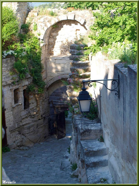 Porte d'Eyguières ou Porte de l'Eau, Baux-de-Provence, Alpilles (13) : côté intérieur avec le chemin calade 