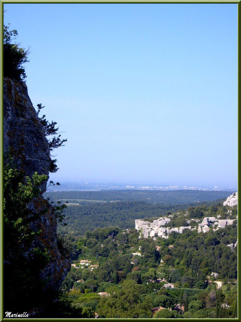 Vue panoramique sur les Alpilles, la vallée et le village en contrebas depuis la cité des Baux-de-Provence, Alpilles (13)  