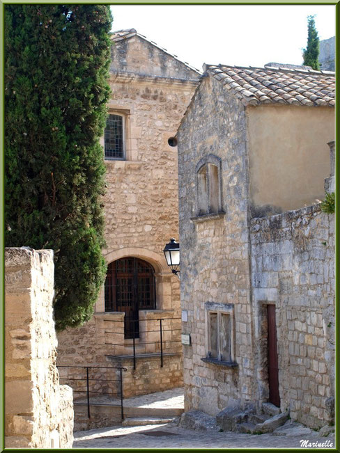 Ruelle et belles bâtisses restaurées, Baux-de-Provence, Alpilles (13)