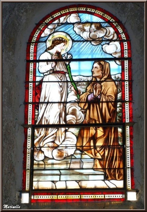 Eglise Notre Dame de Beaulieu, village de Cucuron, Lubéron (84) : un des vitraux