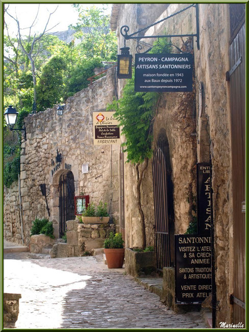 Ruelle et commerces, Baux-de-Provence, Alpilles (13)