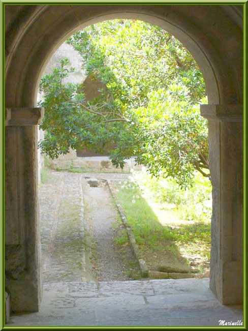 Une des ouvertures du cloître de l'abbaye de Silvacane menant au jardin intérieur, Vallée de la Basse Durance (13) 
