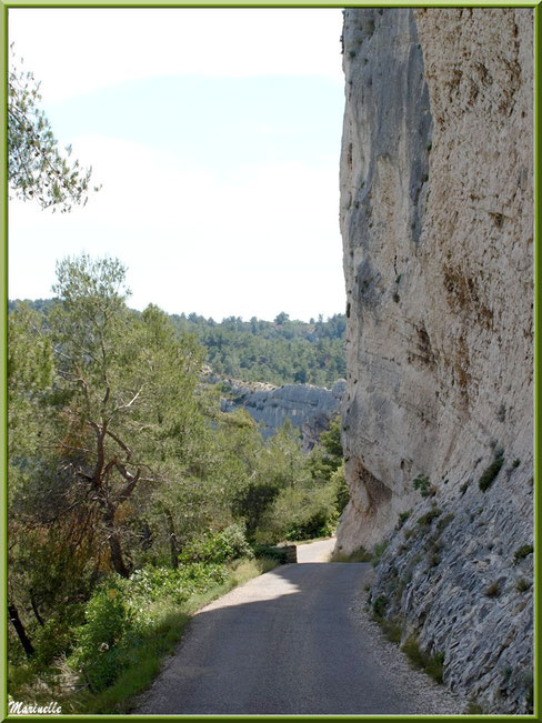 L'étroite route en redescendant à la chapelle Notre Dame de Beauregard, village d'Orgon, entre Alpilles et Lubéron (13) : à droite, les falaises et, à gauche, la Vallée Heureuse