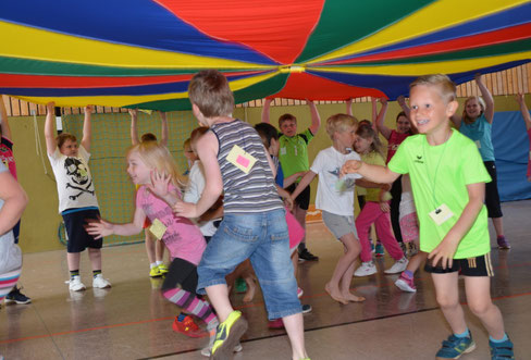 Viel Spaß hatten Kindergartenkinder und Grundschüler an dem Schwungtuch.