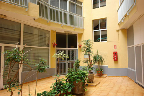 Eingang durch einen Patio wie es in Spanien üblich ist.