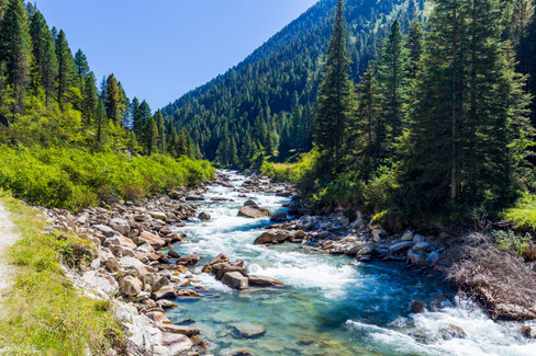 Gläubige Menschen in aller Welt setzen sich für die Bewahrung des kostbaren Wassers ein wie hier einen Fluss mit glasklarem Wasser in Österreich.