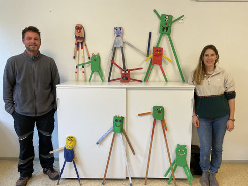 Benjamin Hemberger vom Holz- und Kreativatelier und Schulsozialarbeiterin Pia Höland, beide vom Diakonischen Werk, stellen im Haus Demant die Gefühlsmonster vor.