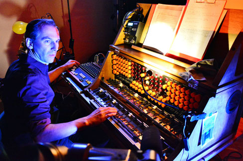 Peter Pichler am Trautonium. Er stellt das kaum bekannte Instrument am 26. April im Rahmen eines multimedialen Konzerts im Stuttgarter "Theaterhaus" vor. Es ist eine der sehr seltenen Möglichkeiten, das Trautonium "live" zu hören. Foto: Promo