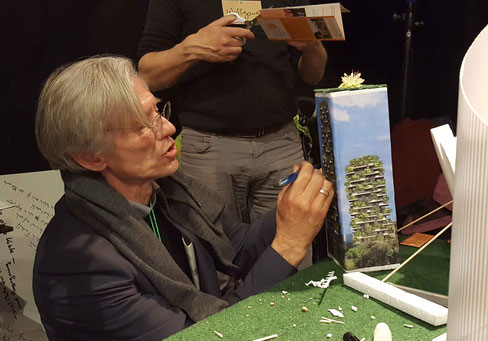 Der Bürgerschaftsabgeordnete Robert Bücking baut mit beim grünen Hochhaus