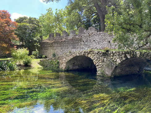 Il Giardino di Ninfa, ruscello e ponte di pietra 