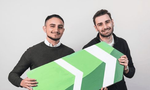 due ragazzi che sorridono con il logo dell'azienda Check in Check out Facile