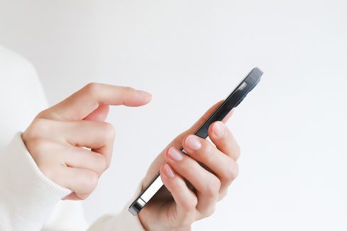 左手でスマホを持って電話をかける