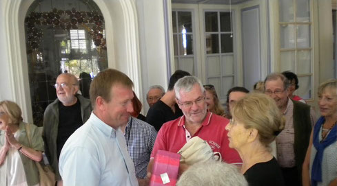 Remise de cadeau à la Présidente et responsable de la Biennale par Alain Darbon, maire de St-Léonard de Noblat et en présence de Jean-François Dubourd, maire du Mont-Dore (Safadore-63)