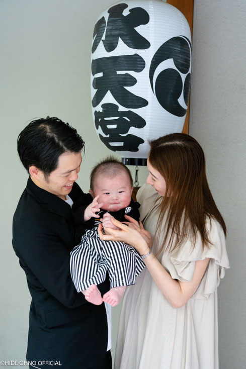 水天宮でのお宮参りをする赤ちゃんとご家族の写真