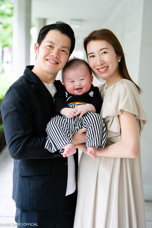 水天宮でのお宮参りをする赤ちゃんとご家族の写真