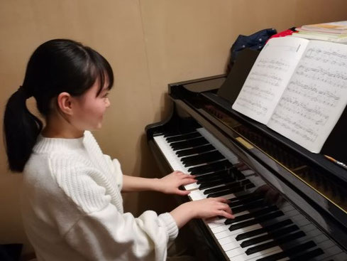 はなちゃんピアノ演奏風景