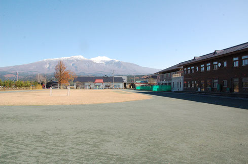 １１月１８日（平成２８年）　学校のグラウンドから「冠雪後に晴天」