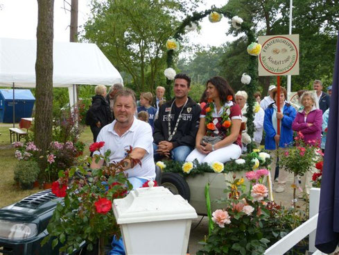 Umzug durch die Kolonie, v.l. Norbert Oehlschläger 2. Vorsitzender, Aleksandar Glamocanin Schützenkönig mit Partnerin, Frauengruppe im Hintergrund