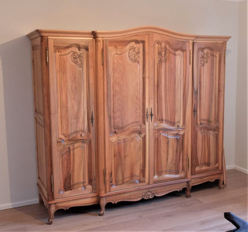 armoire en noyer massif anthonee