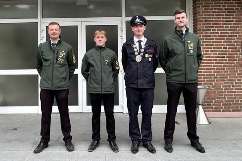 Die Herbramer Jungschützen (v.l.): Manuel Beckmann (Zepter), Dominik Meyer (Krone), René Beckmann (Jungschützenkönig), David Runte (Apfel)