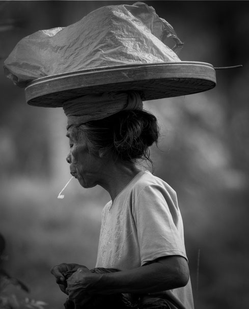 Portrait de femme Balinaise crachant