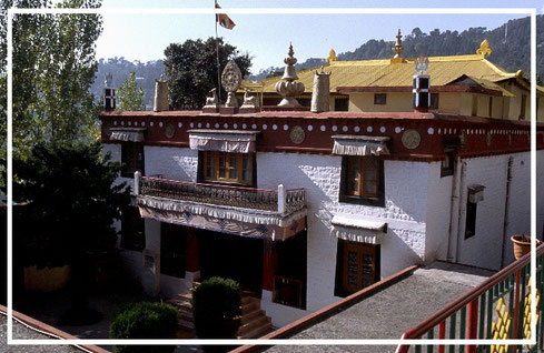 Hauptgebaeude-Exilsitz-Dharamsala-Indien-F699